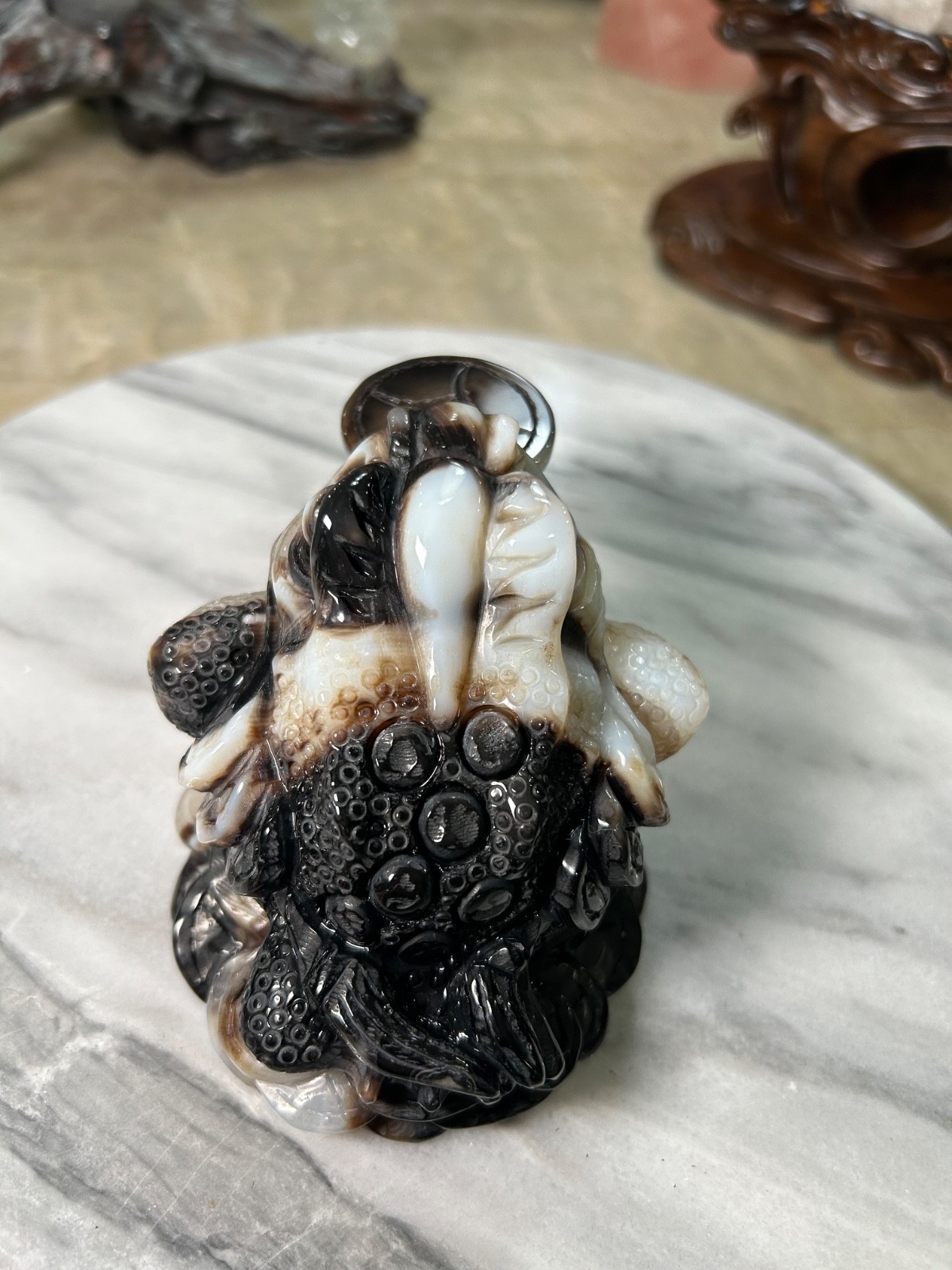 Agate Golden Money Toad Jin Chan with agate coin on sandalwood stand custom