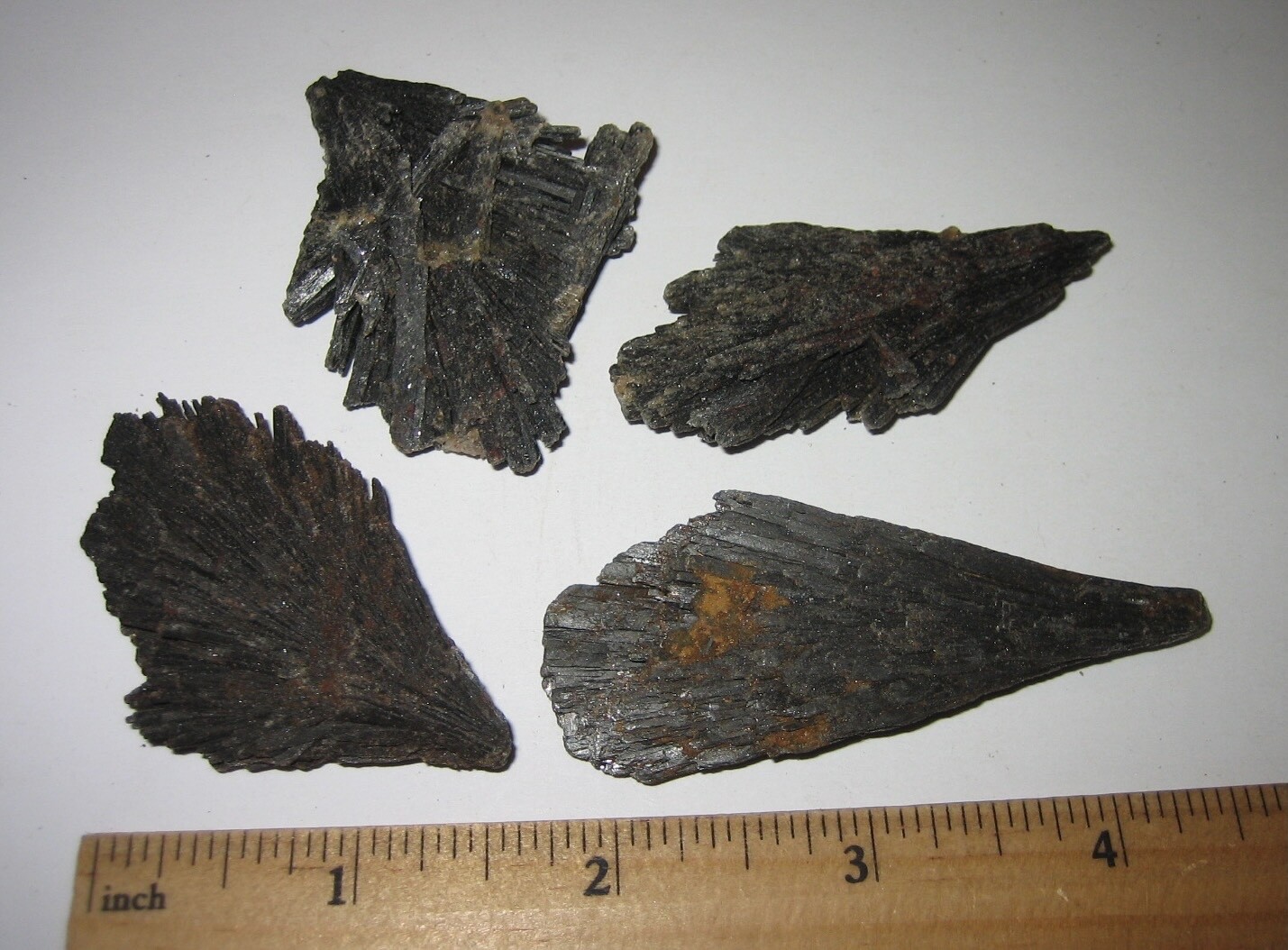 4 NATURAL ROUGH 2″-2.6″ BLACK KYANITE CRYSTAL SPRAY CLUSTERS BRAZIL 84.4grams *5