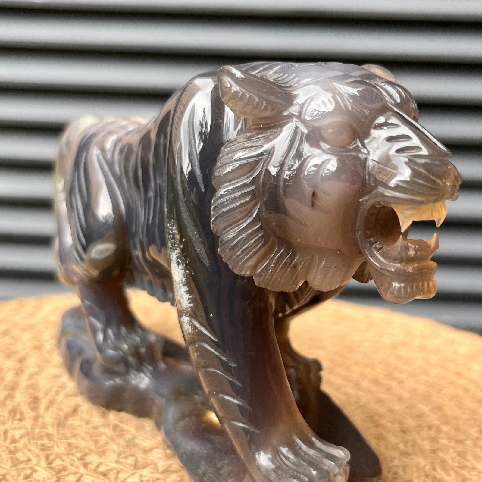Natural Crystal Tiger Figurine Agate Traditional Stone Art Decor 860 g