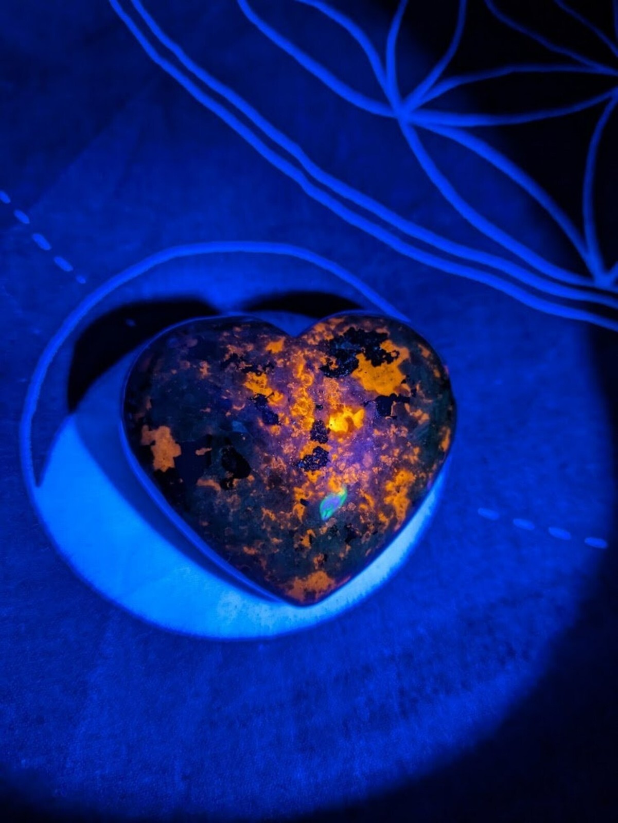 Natural Yooperlite Heart Tumbled Stone UV Reactive Sodalite Gemstone Home Decor