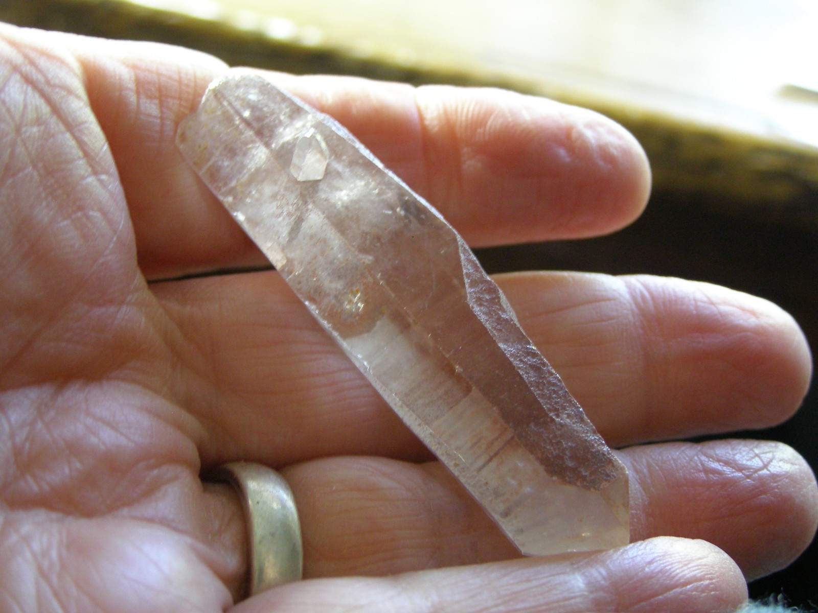 LOVELY TERMINATED RED QUARTZ POINT 5.7 x 1.7 x 1.6 cms 20.06 gms #D