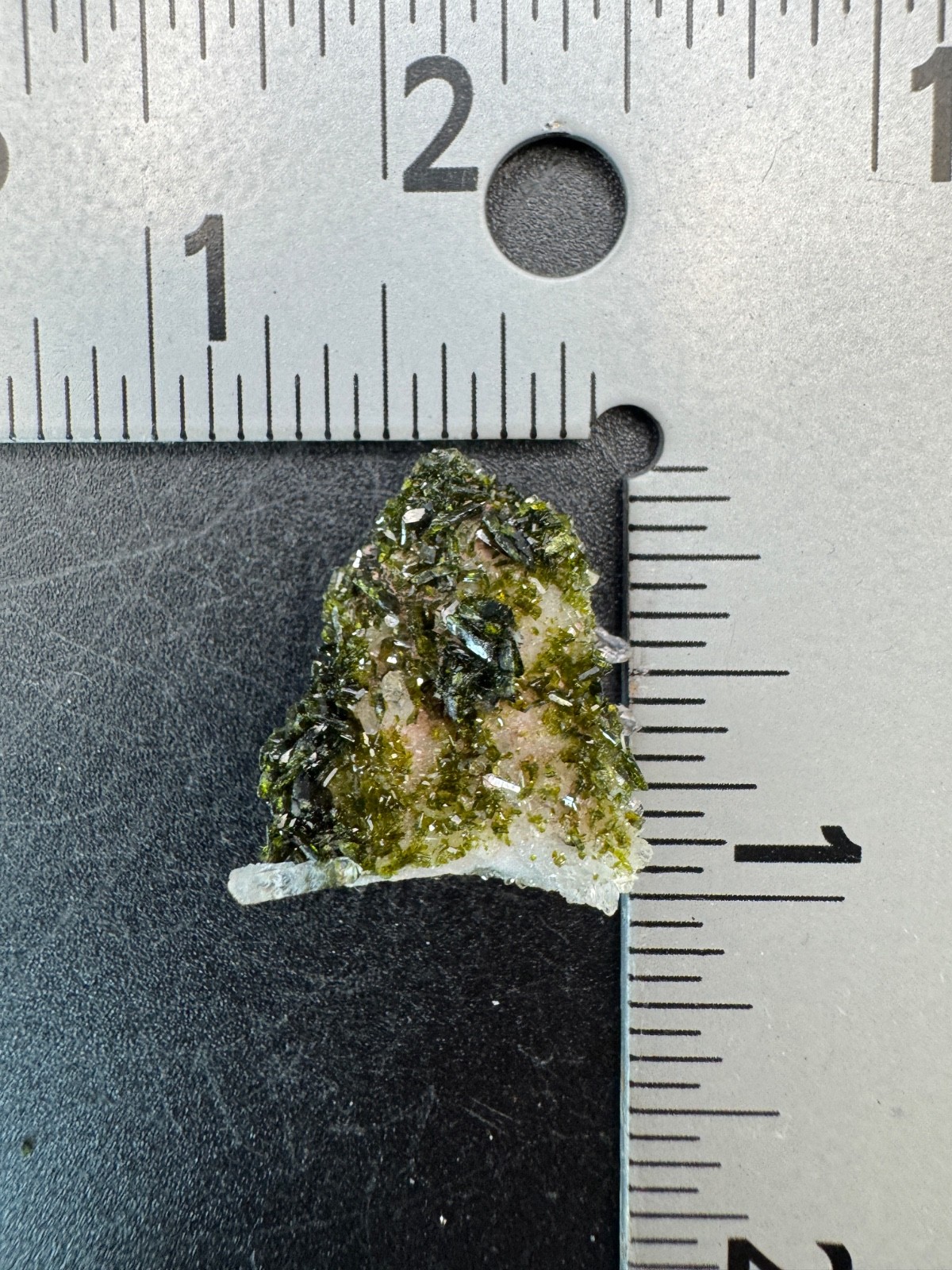 6369 Sparkling Green Epidote and Quartz Points in Perky Box Si Chuan