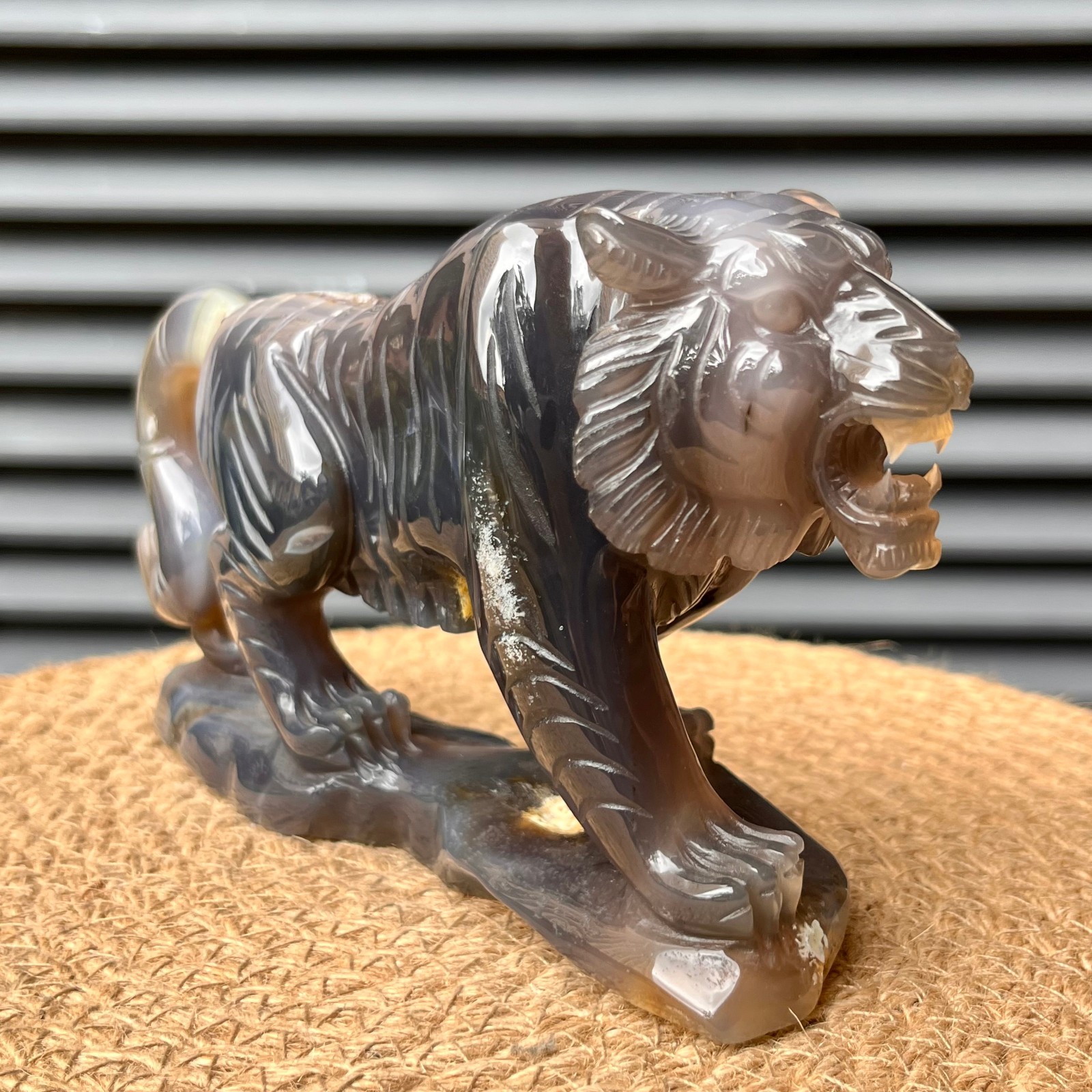 Natural Crystal Tiger Figurine Agate Traditional Stone Art Decor 860 g