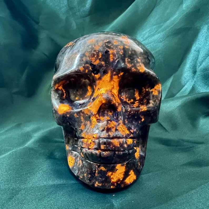 Yooperlite Skull Figurine UV Reactive Glowing Fluorescent Crystal Skull Carving