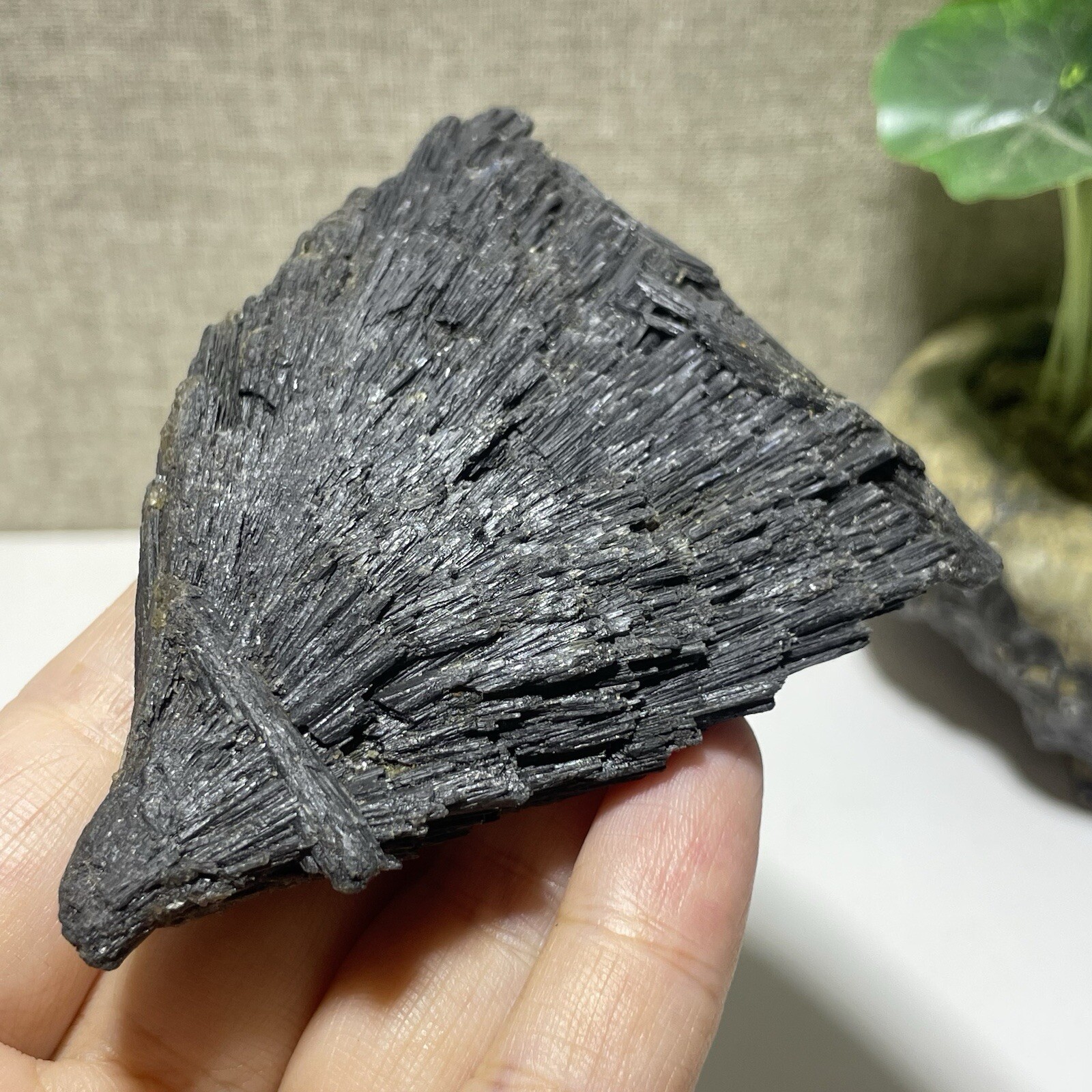 Natural Irregular natural black crystal cluster mineral specimen（dian qishi）105g