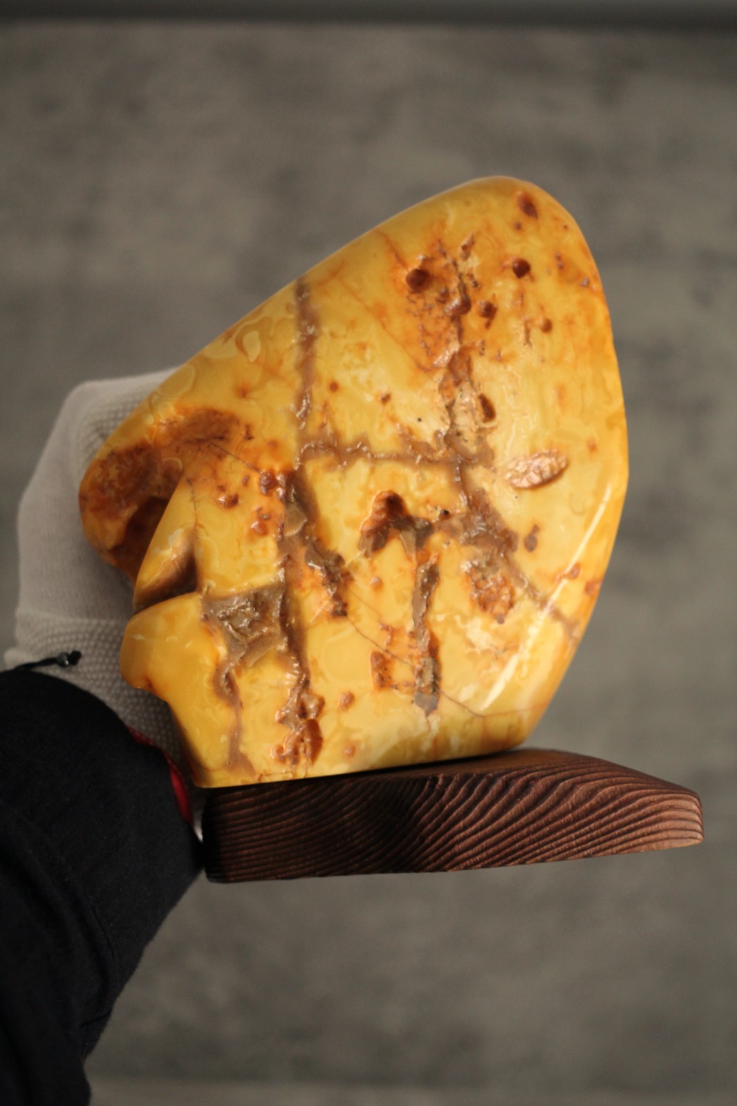 HUGE Baltic butterscotch Amber – 1025 G – Exceptional specimen with TIGER LINES