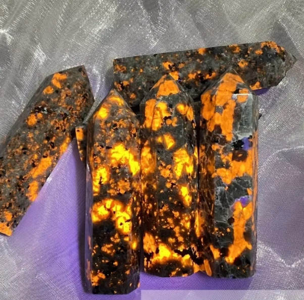 Yooperlite Tower Crystal Natural UV-Reactive Reiki Healing Stone Glow Dark Decor