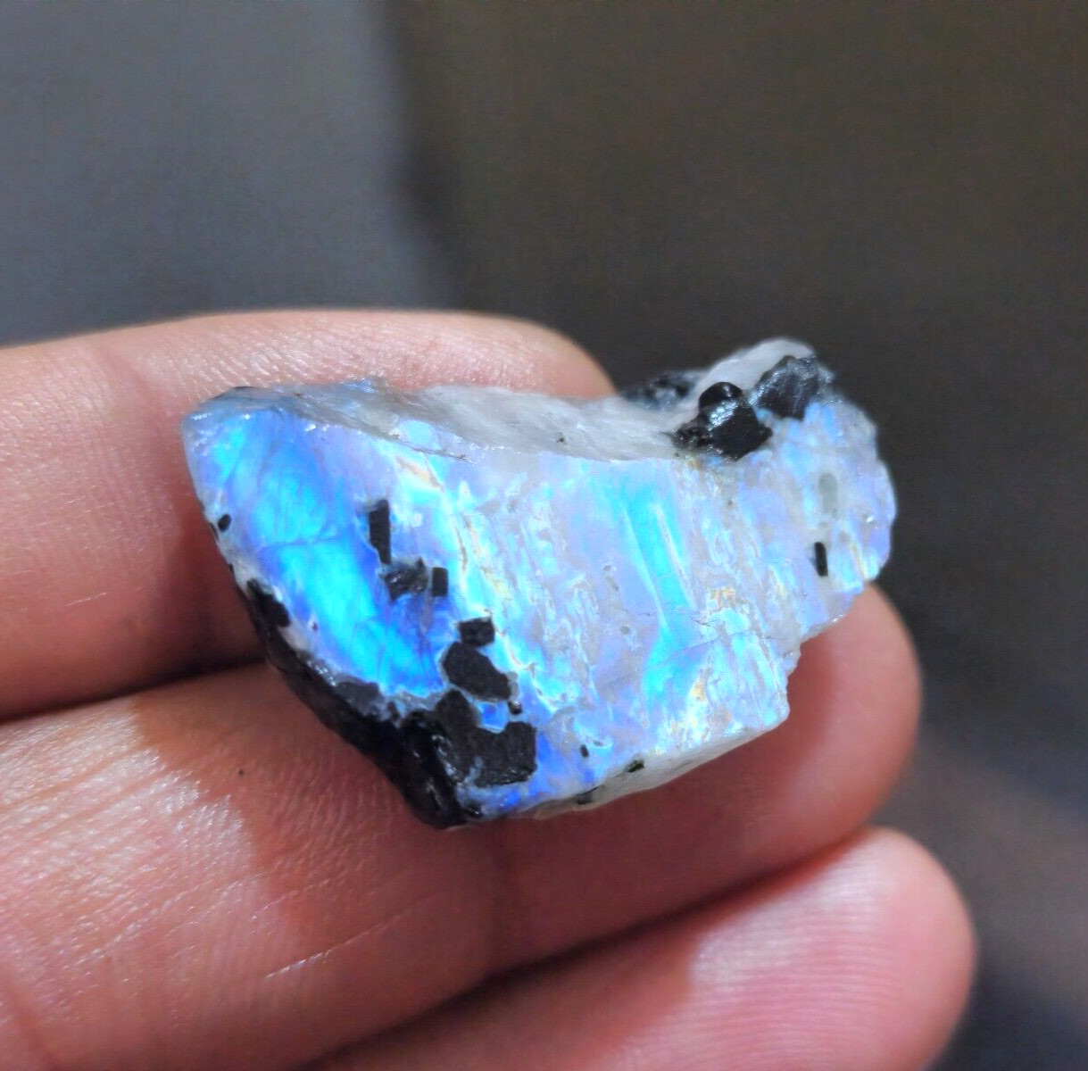 White rainbow moonstone, 100% natural, rough, 55 Crt, 35x29x8 mm stone…