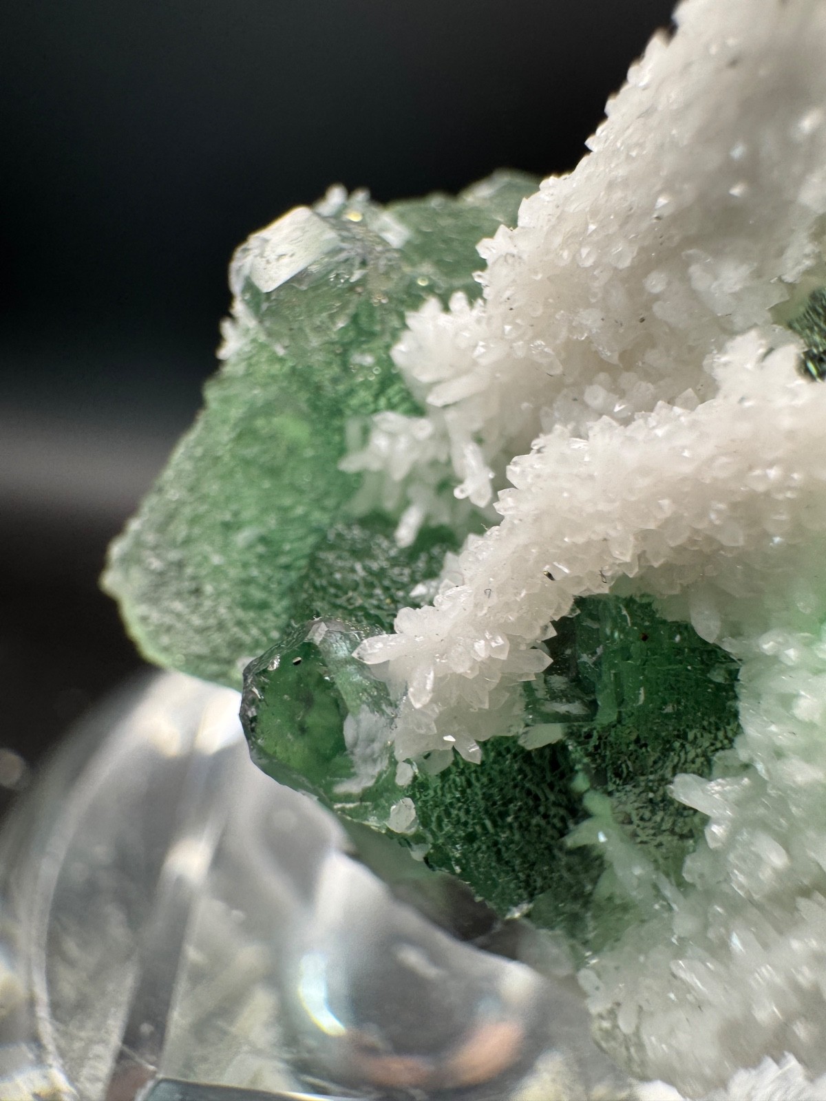 6658 Lovely Green Octahedral with White Quartz on Purple Fluorite Fu Jian 28g