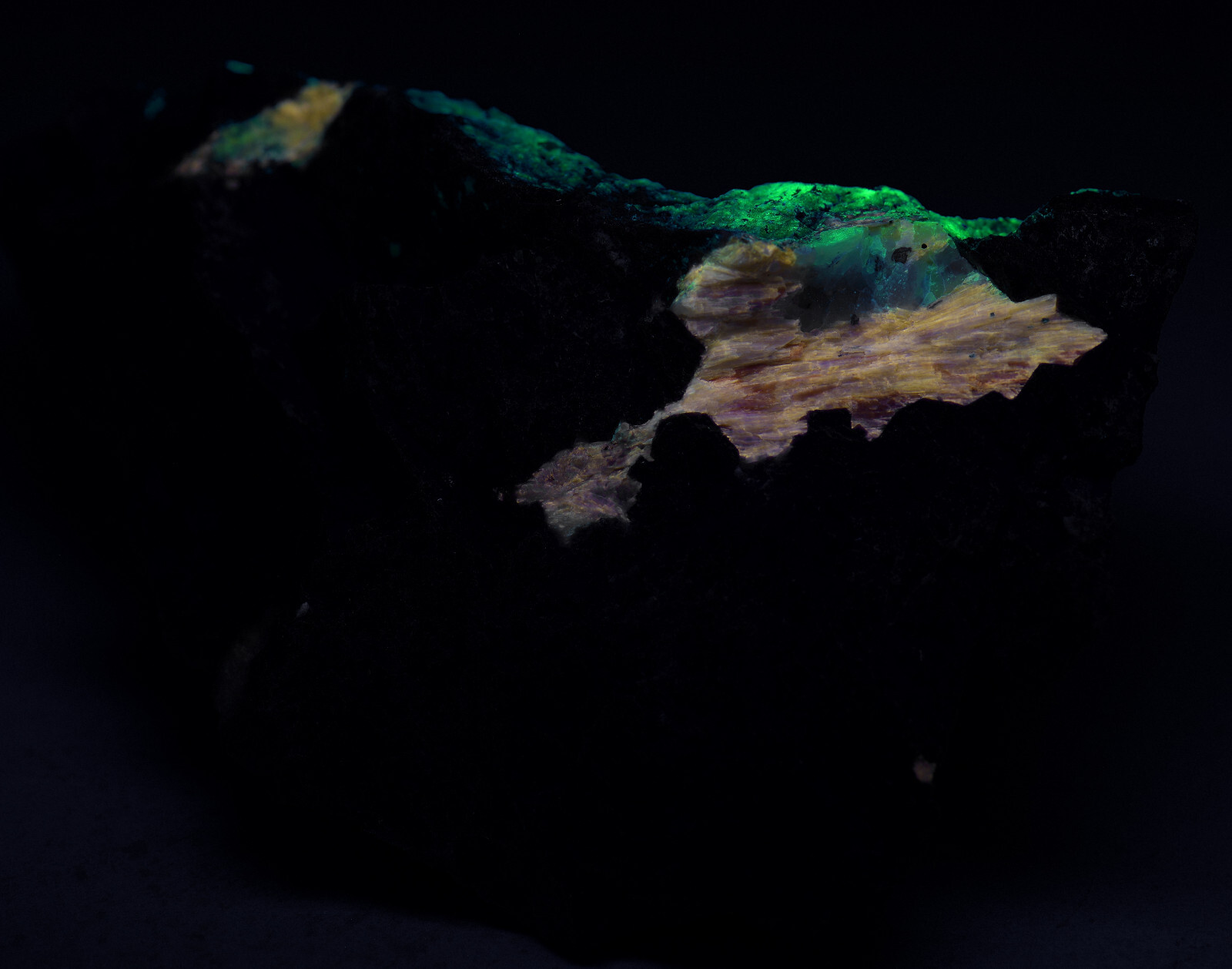 Wollastonite, Garnet, Diopside rock, fluorescent. Sweden. 734 grams.