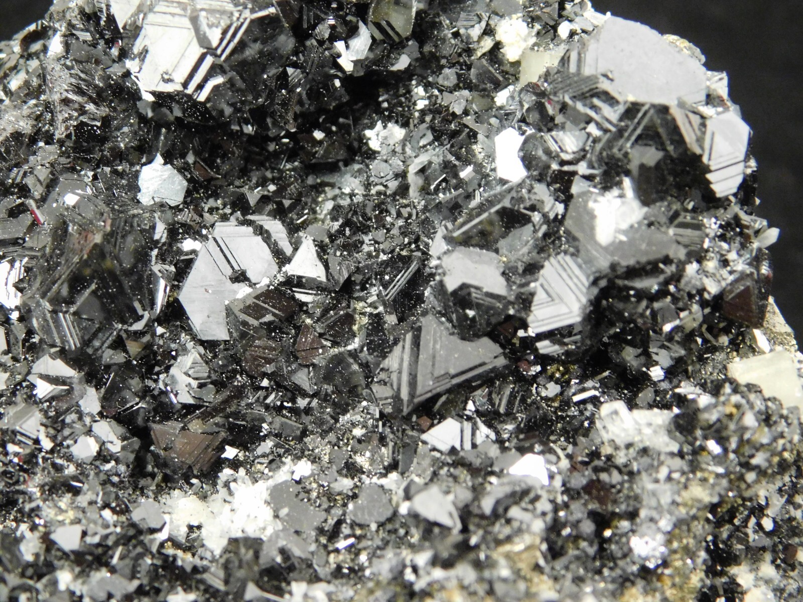 BIG! PYRAMID Shaped Pyrite Crystal Cluster w Sphalerite and Chalcopyrite 878gr