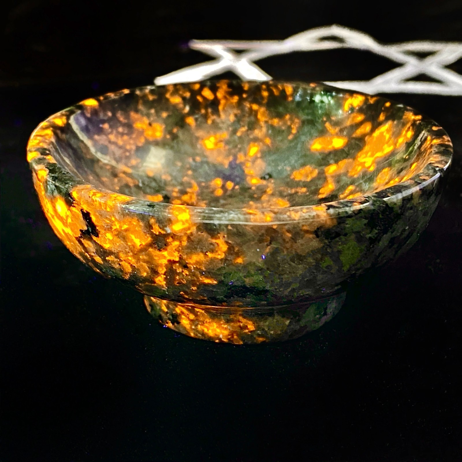 Natural Yooperlite Crystal Bowl UV Reactive Flame Stone Home Decor& Gifts Woman