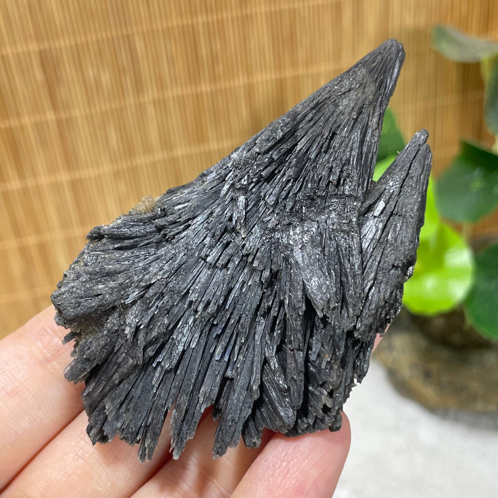 68g Natural Irregular natural black crystal cluster mineral specimen（dian qishi）