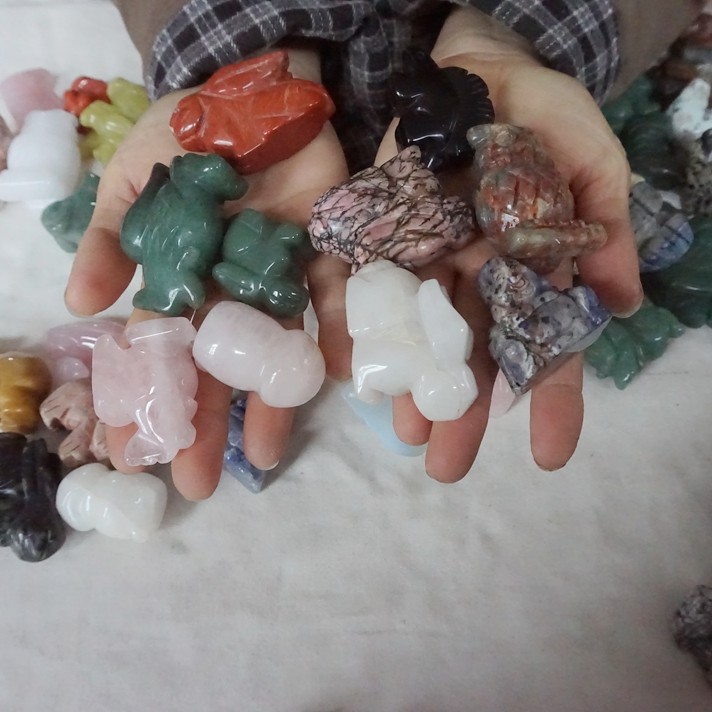 11LB 95Pcs Quartz Crystal Jasper Skull Fgurines Mixed Gem Stone Carvings Healing