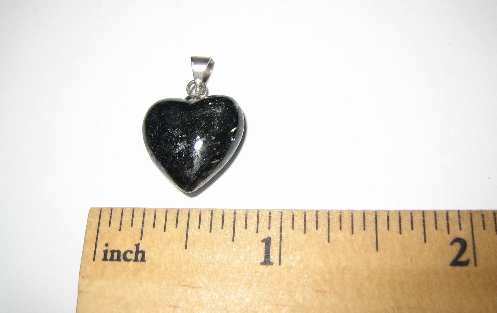 15mm RARE! POLISHED NATURAL AUTHENTIC NUUMMITE STONE HEART PENDANT GREENLAND *1