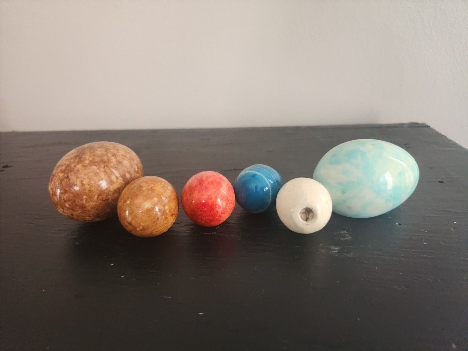 Group of 6 Stone / Ceramic Decorative Eggs – 1 Made in Italy