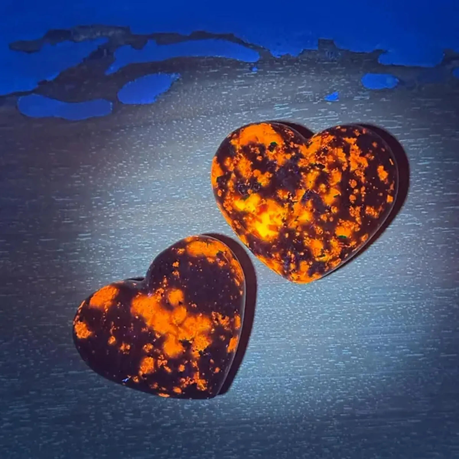 5cm Natural Yooperlite Heart Flame Stone Pocket Rocks UV Reactive Reiki Crystal