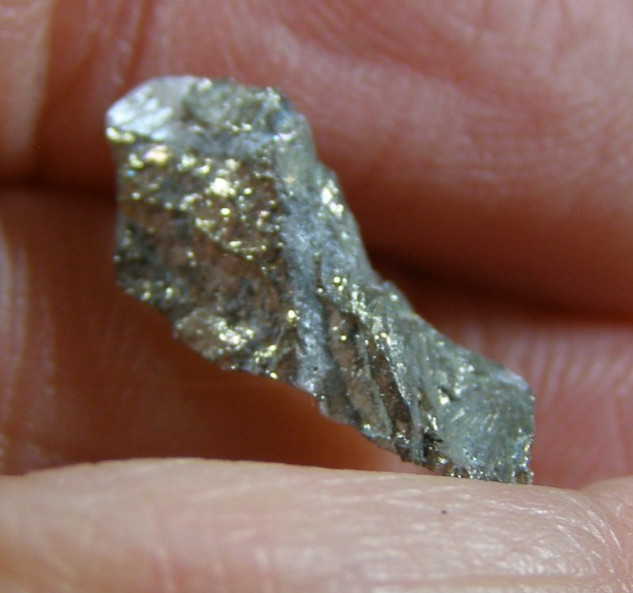 TINY NATURAL MOHAWKITE PIECE – 1.6 x 0.7 x 0.5 cms 1.42 gms #13 – USA