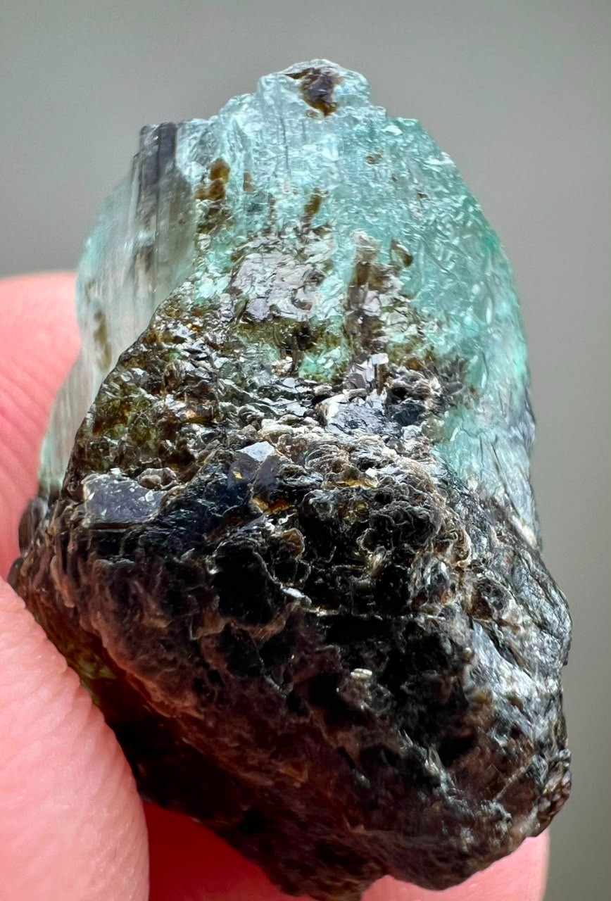 18CT, Beryl Var! Natural Emerald Huge Transparent Crystal on Black Mica ,KPK PAK