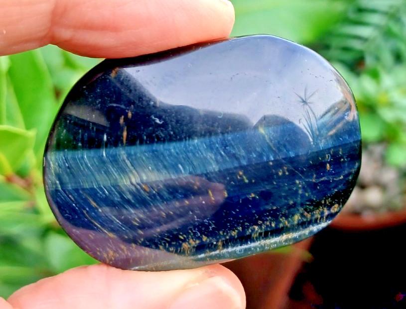 BLUE TIGER’S EYE PALMSTONE ENHANCES WILLPOWER 49 X 34 X 18 MM 48 G