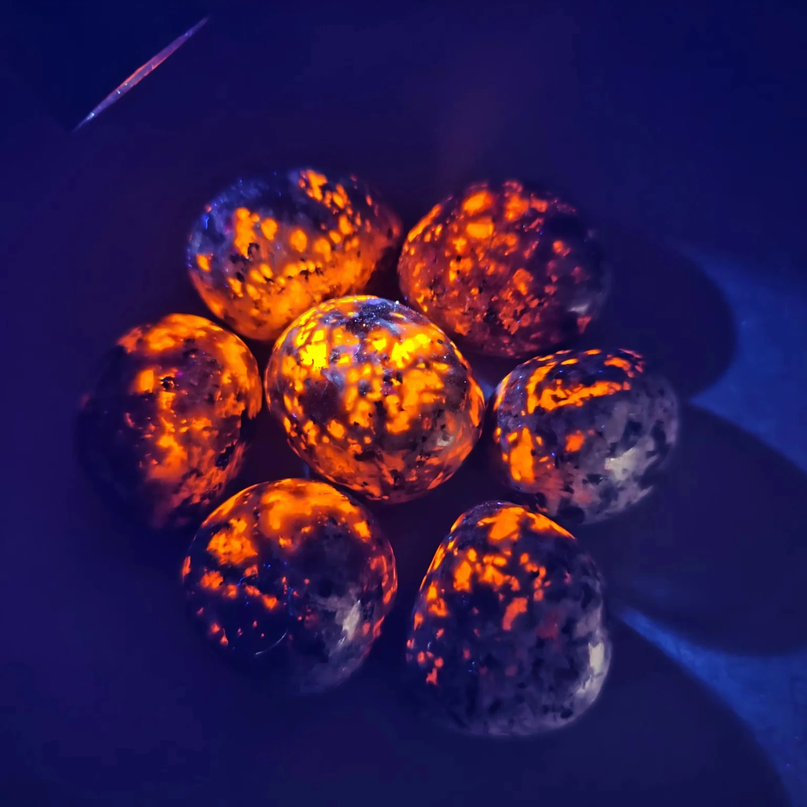5pcs Natural Yooperlite Tumbled Polished Flame Stone UV Reactive Fire Stone