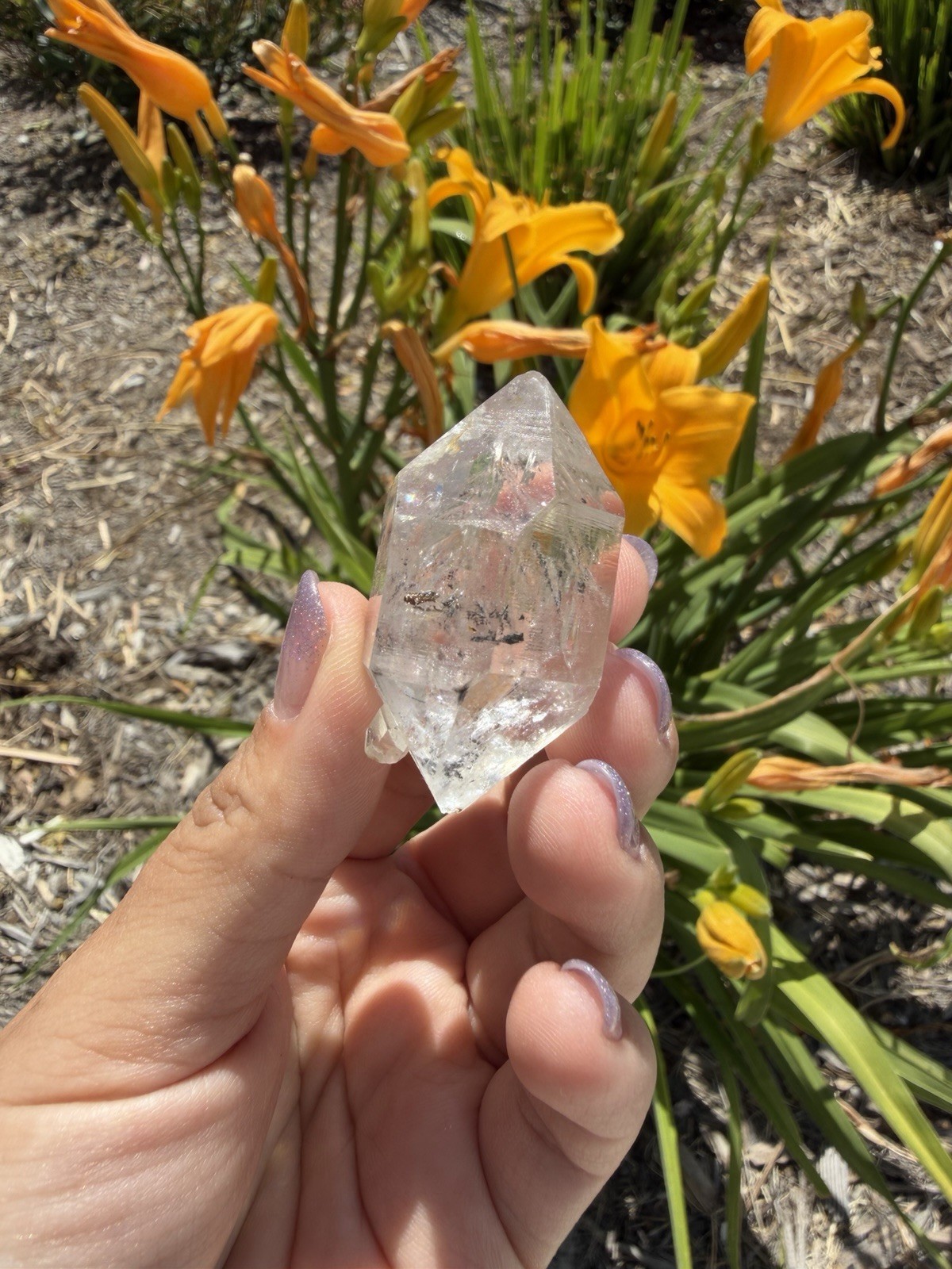 Natural Enhydro Quartz w/ Moving Bubble &/or Carbon/Black Inclusions,A484