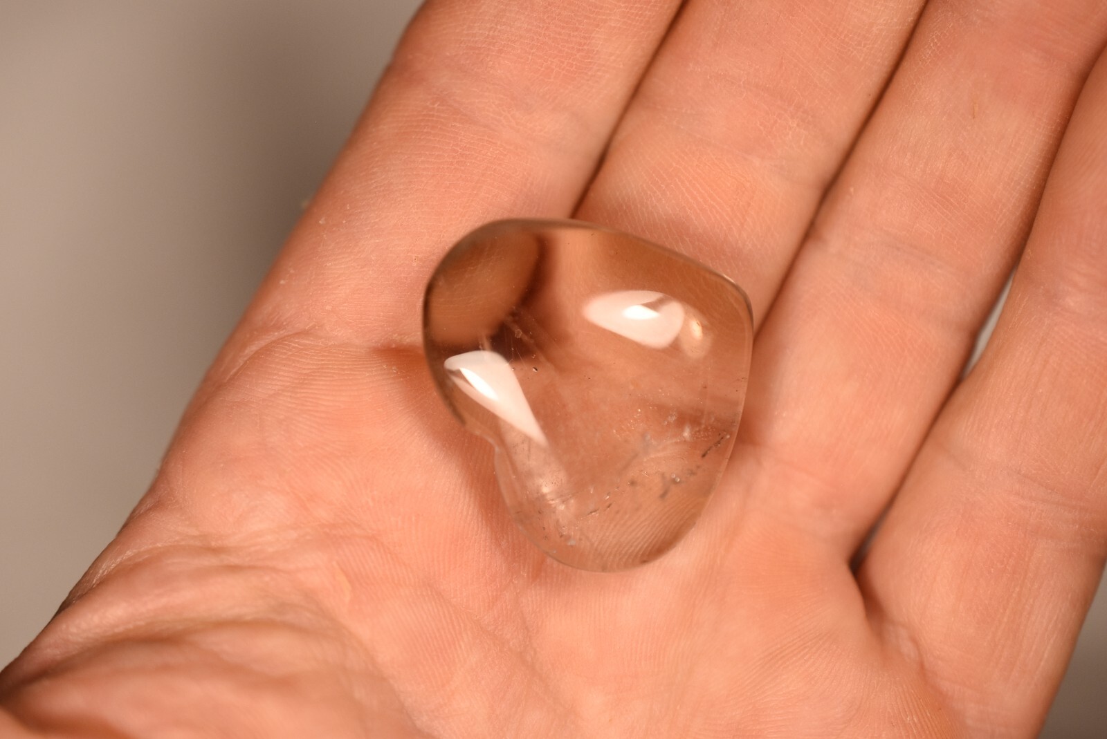*SMOKEY QUARTZ* Heart 3.2cm 13.9g Carving Smoky Natural Flat Palm Stone