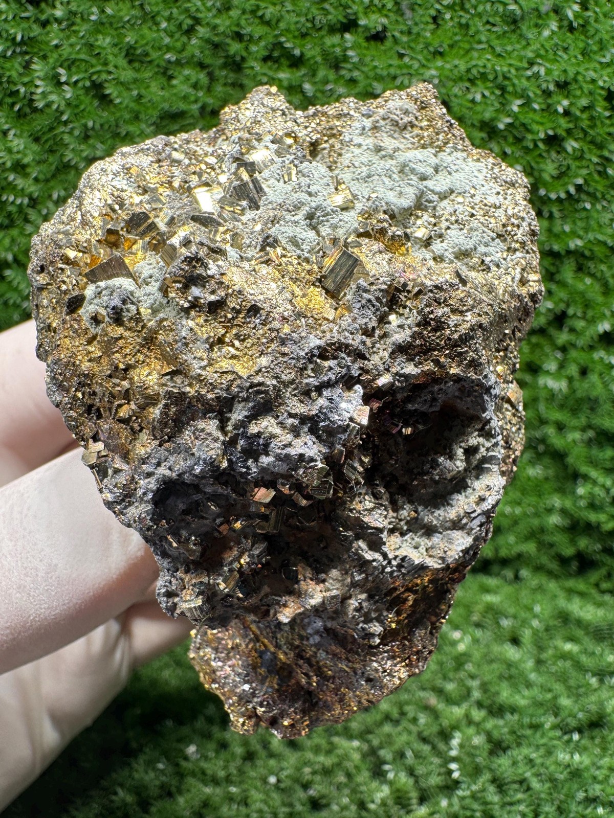Super SHINY! Amazing IRIDESCENT PYRITE! with many rainbows! / F562