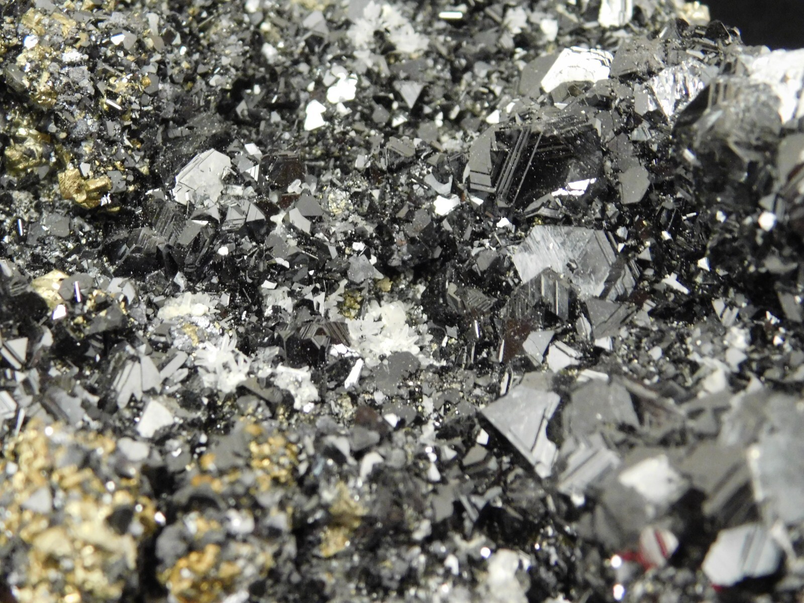 BIG! PYRAMID Shaped Pyrite Crystal Cluster w Sphalerite and Chalcopyrite 878gr