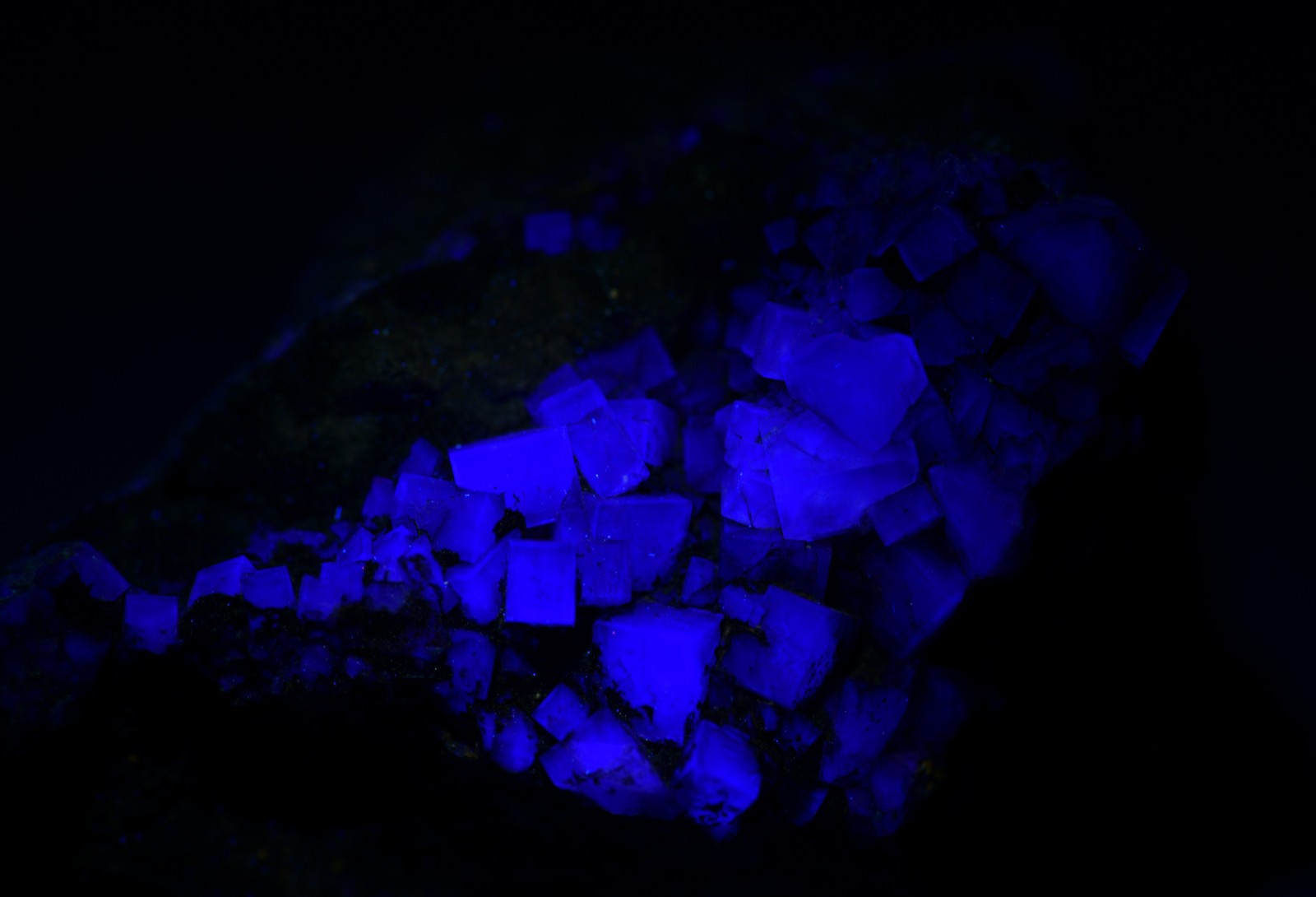 Fluorite crystals with Tar smell!. Illinois-Kentucky Fluorspar Dist. 118 grams.