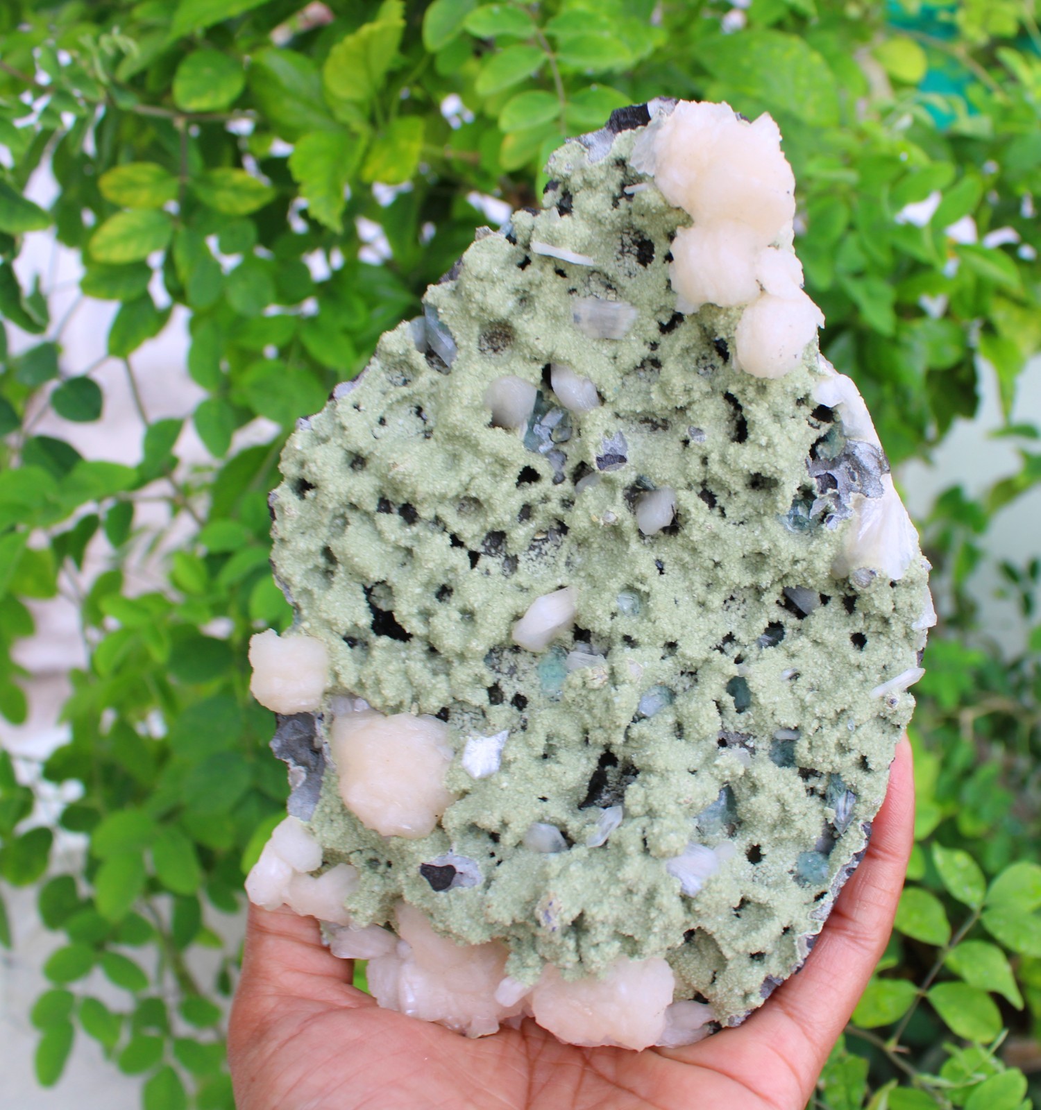 STILBITE FORMAT ON GREEN MATRIX NATURAL MINERALS SPECIMEN