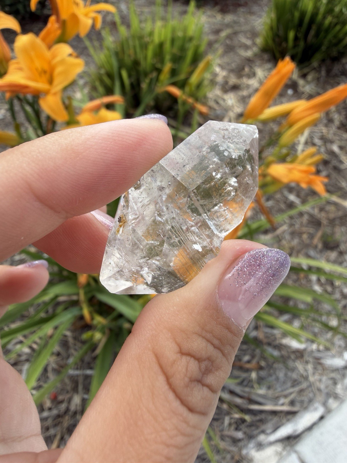 Natural Enhydro Quartz w/ Moving Bubble &/or Carbon/Black Inclusions,A469