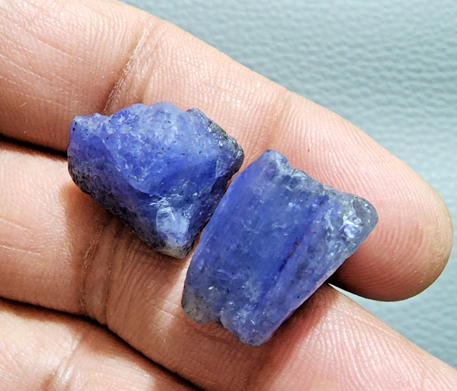 2 pcs Attractive Blue Tanzanite Rough 18-19mm Natural Raw Crystals Gemstone Lot