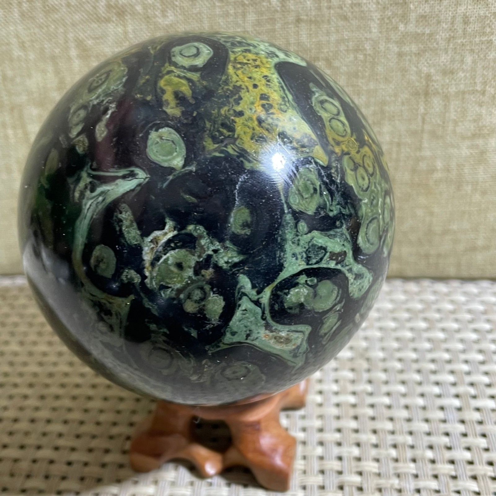 538g polished sparrow eye stone spherical specimen cured in Madagascar