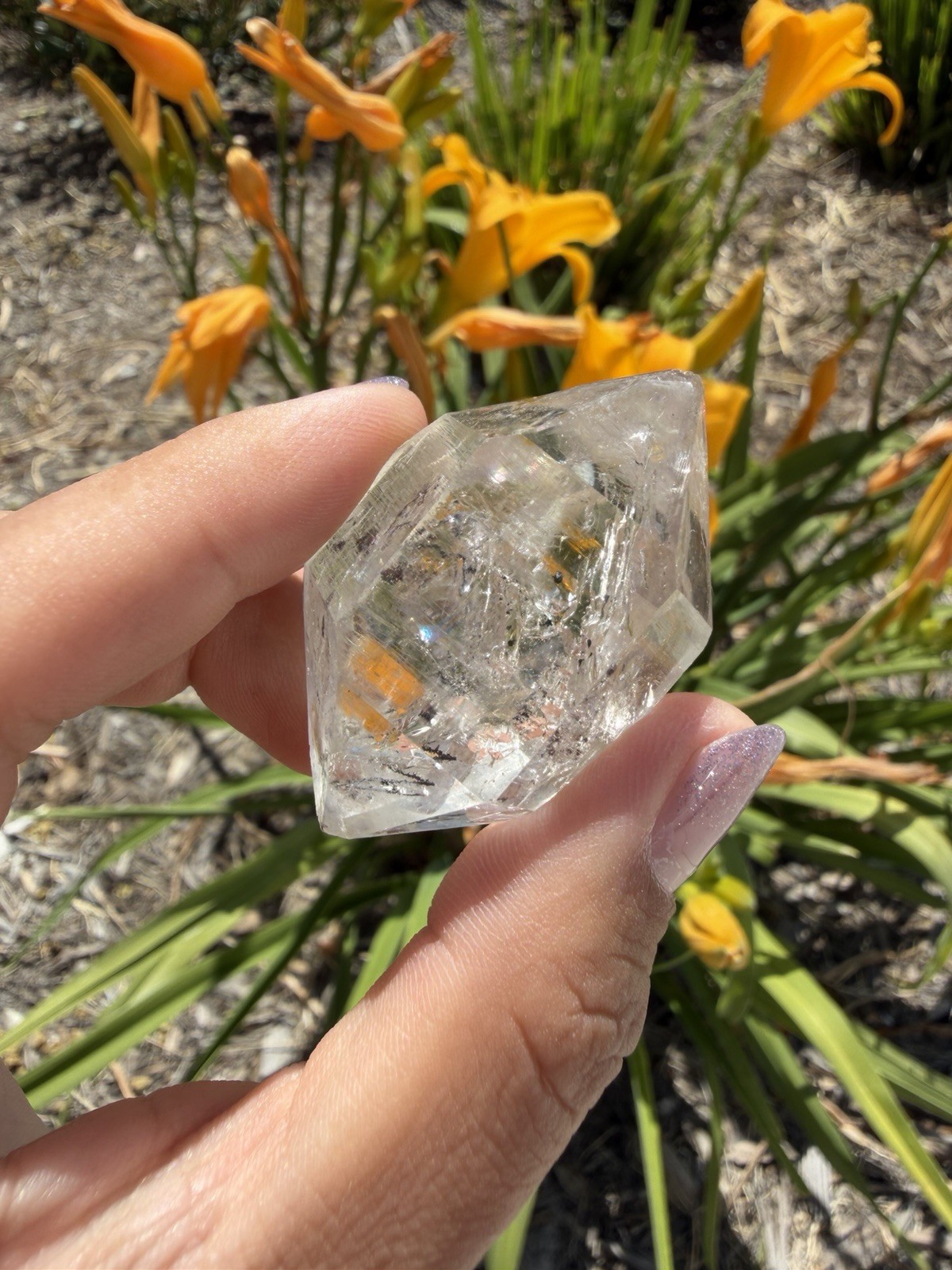 Natural Enhydro Quartz w/ Moving Bubble &/or Carbon/Black Inclusions,A484