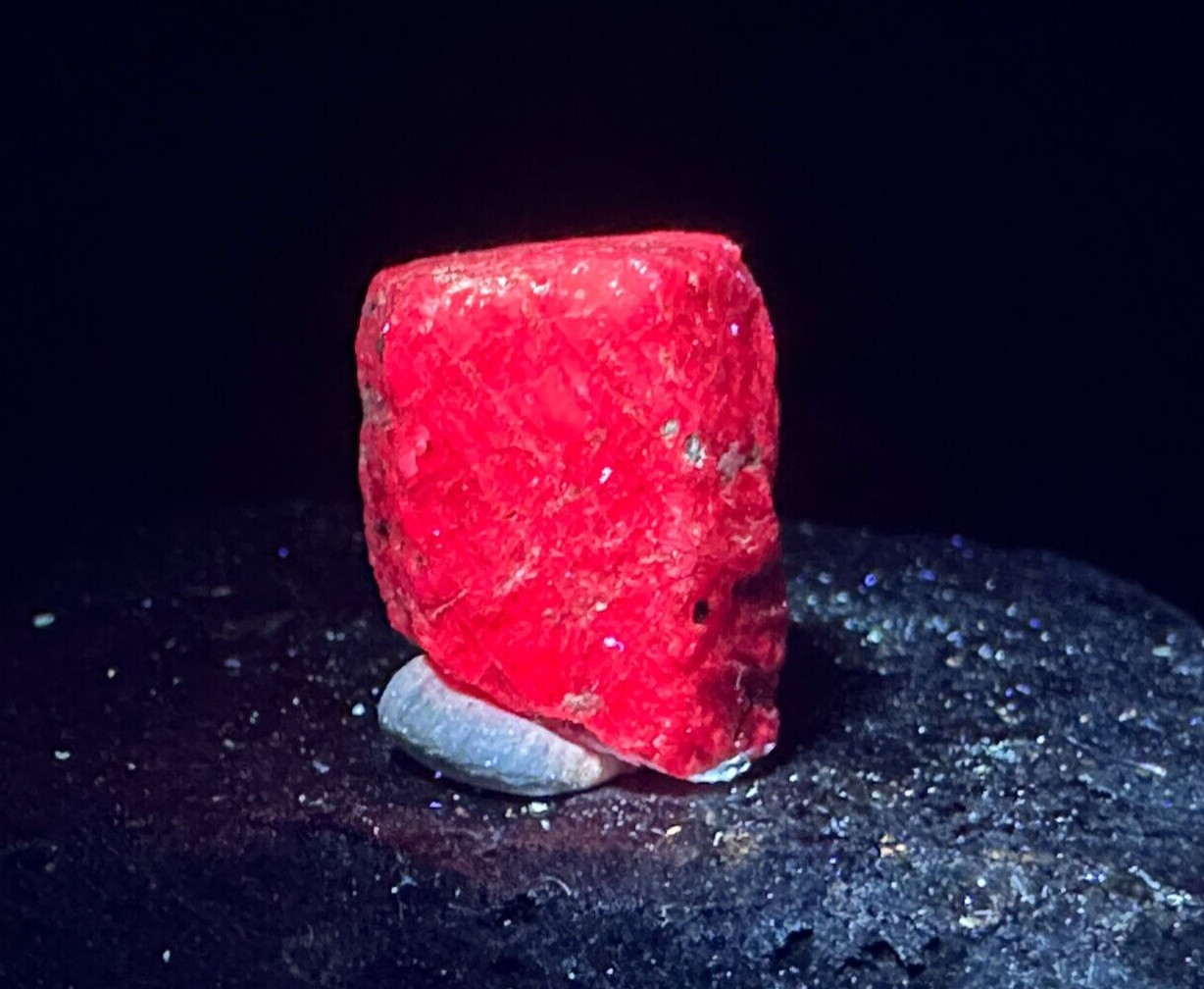 ➤ 20 Ct Thumbnail Fluorescent Red RUBY CRYSTAL – North Carolina VIDEO➤385