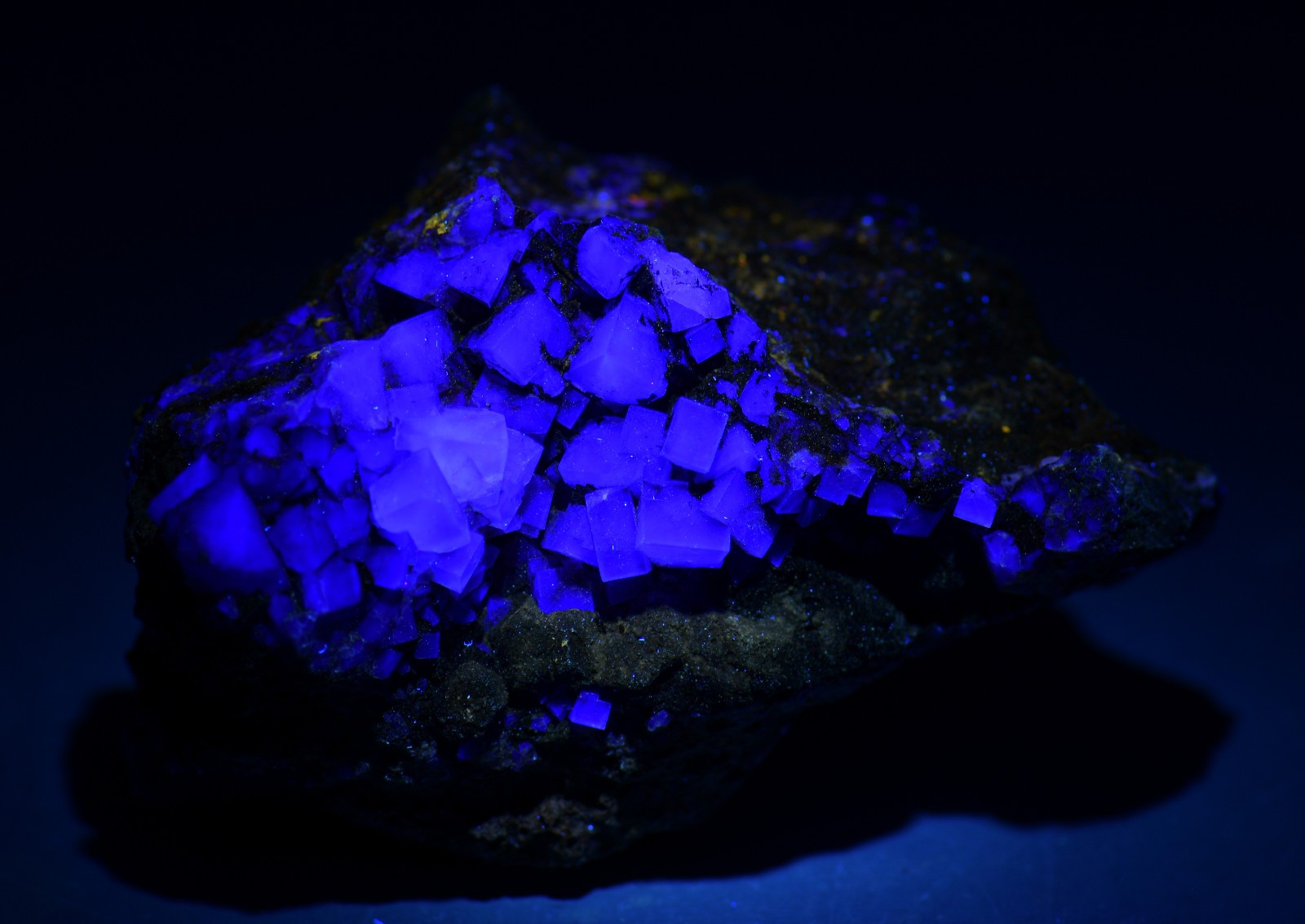 Fluorite crystals with Tar smell!. Illinois-Kentucky Fluorspar Dist. 118 grams.