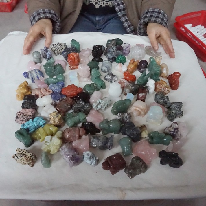 11LB 95Pcs Quartz Crystal Jasper Skull Fgurines Mixed Gem Stone Carvings Healing
