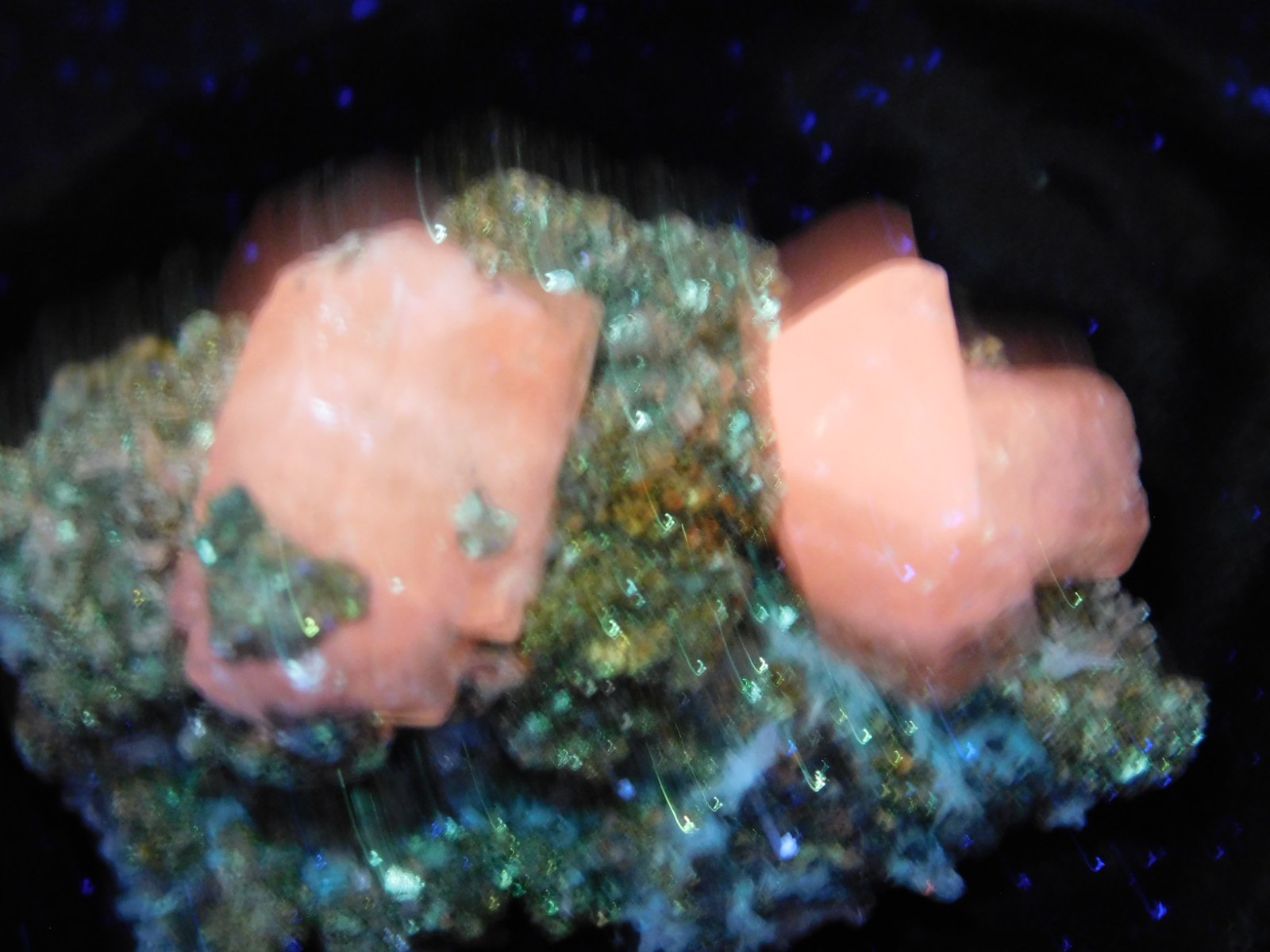 FLUORESCENT Calcite Crystal Cluster with Druzy Pyrite Crystals Peru 161gr