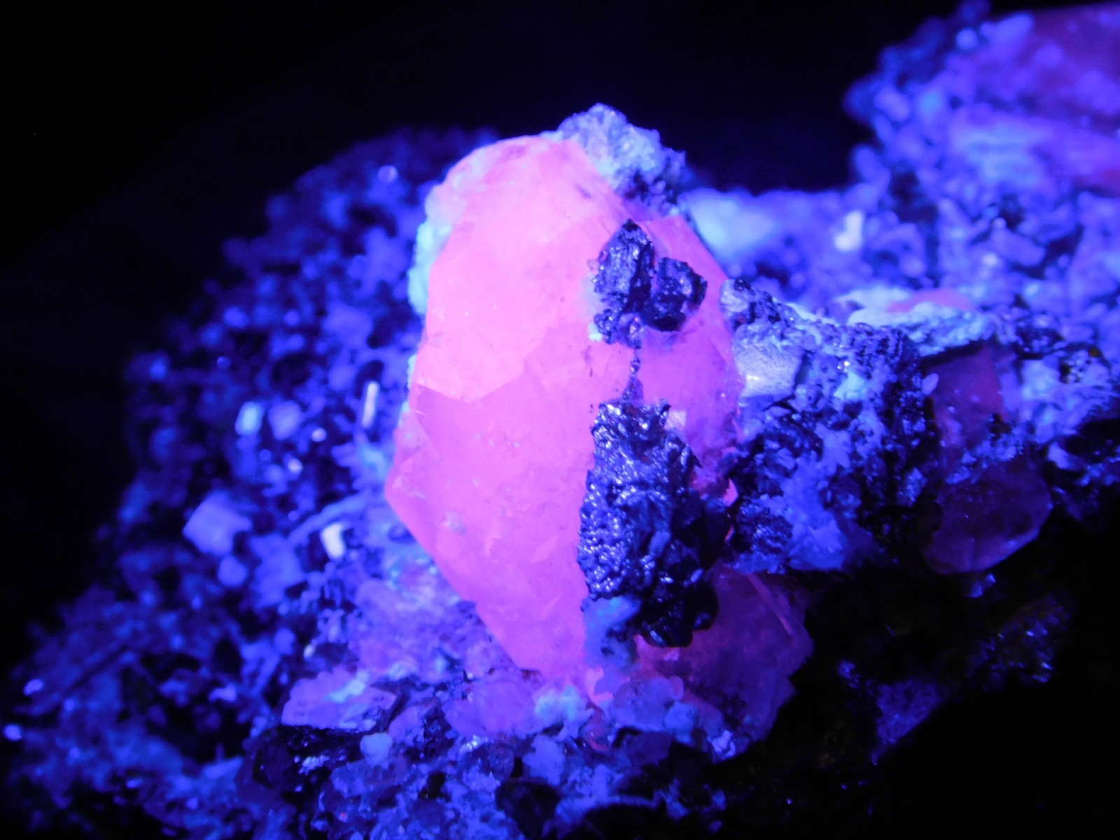 Sphalerite Crystals with Druzy Pyrite and FLUORESCENT Calcite Peru 195gr