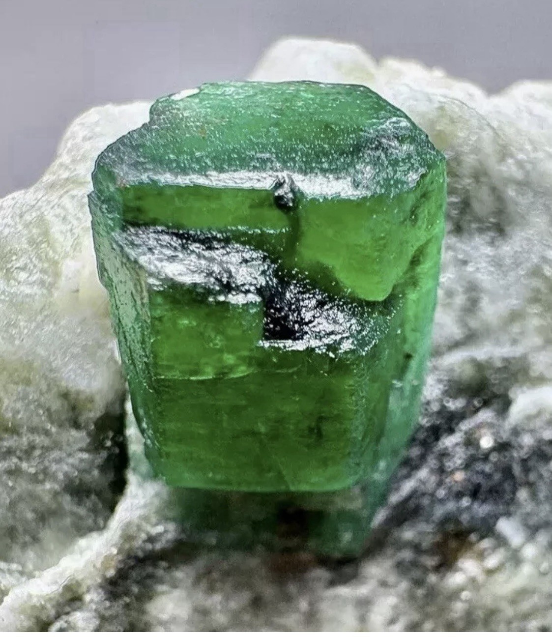 241 CARATS COLOMBIAN GREEN EMERALD CRYSTAL MATRIX RAW NATURAL GEMSTONE