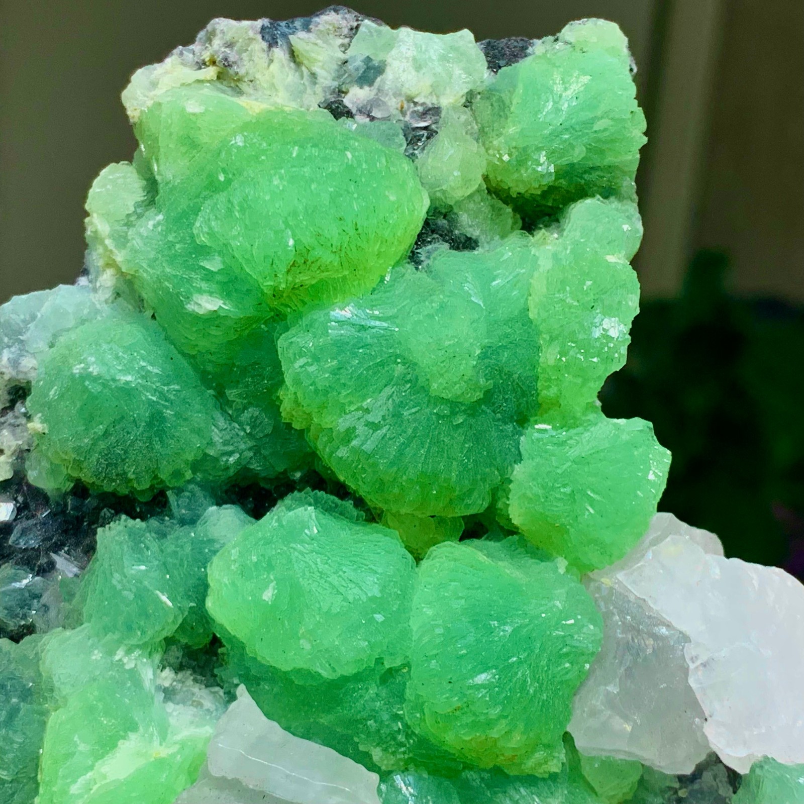 462G Natural beautiful spherical prehnite with calcite quartz crystal mineral