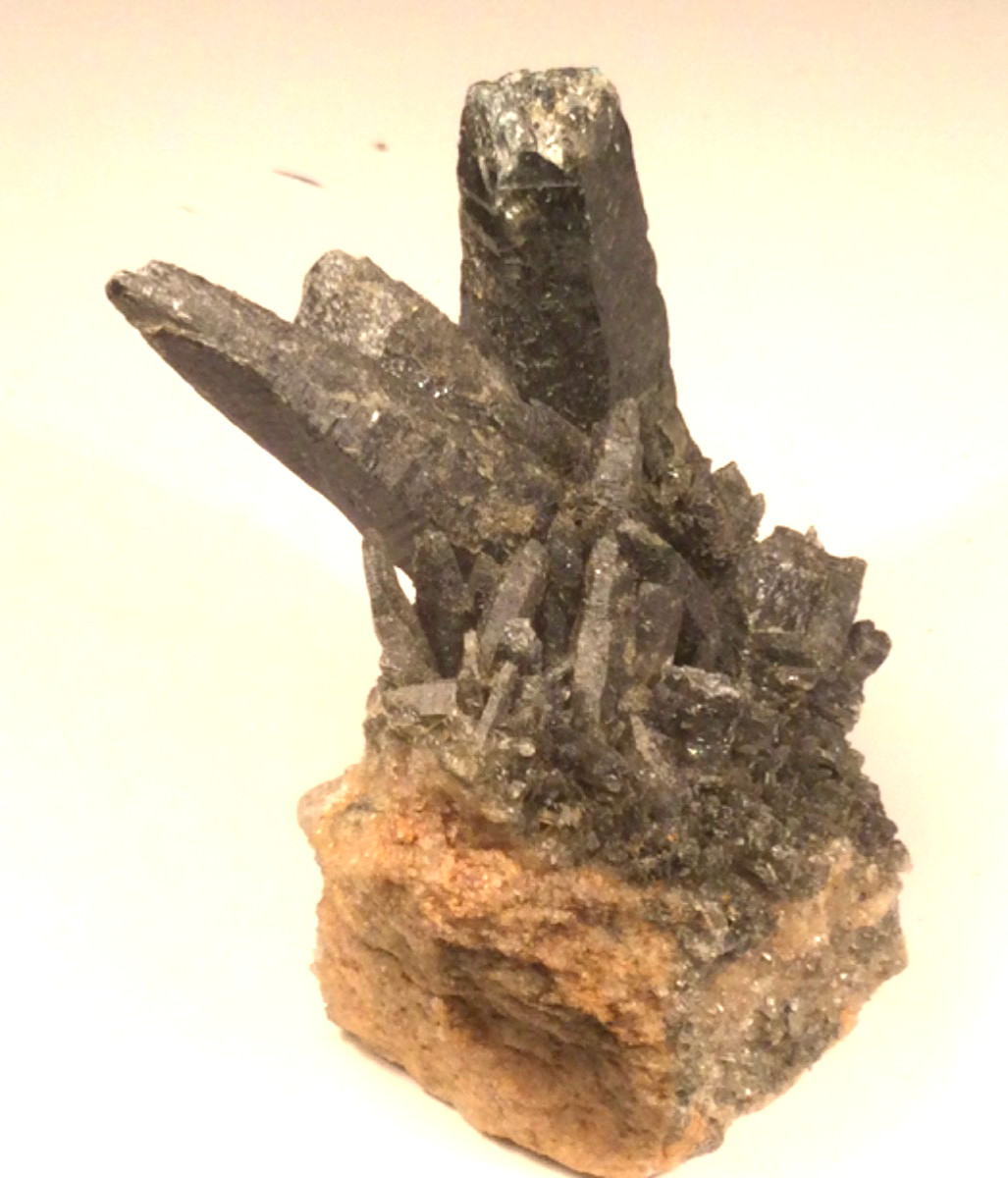 Black/Grey Chlorite Quartz Crystal Cluster Specimen.76x51x46mm.143grams.Pakistan