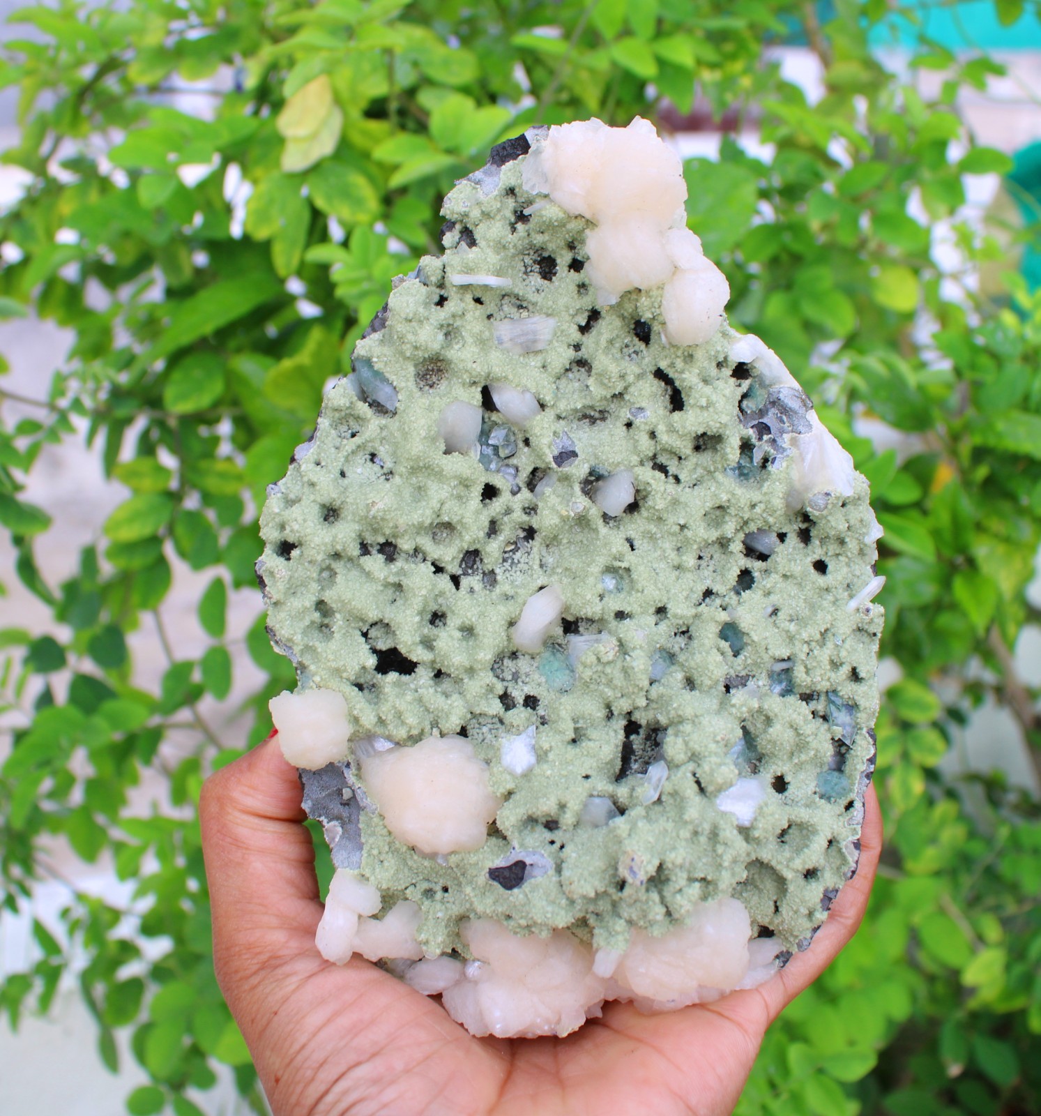 STILBITE FORMAT ON GREEN MATRIX NATURAL MINERALS SPECIMEN