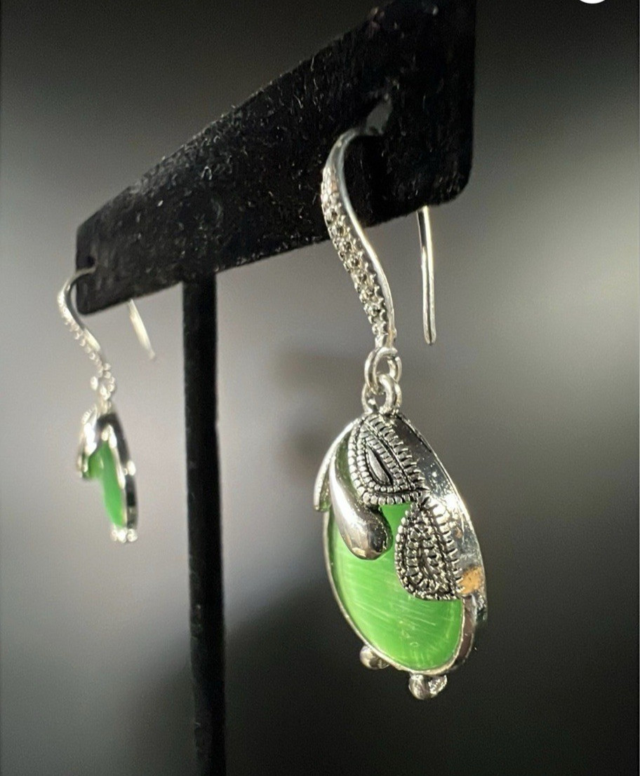 Vintage Style Silver Tone Green Cat’s Eye Teardrop Dangle Earrings Retro Boho