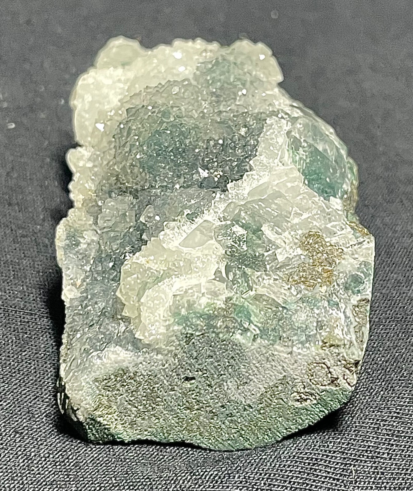 Natural green / white shiny quartz cluster mineral specimens 117gr 9×4.5×2.5 cm