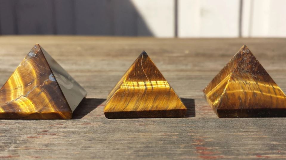 NATURAL TIGER EYE MEDIUM GEMSTONE PYRAMID 27-30mm