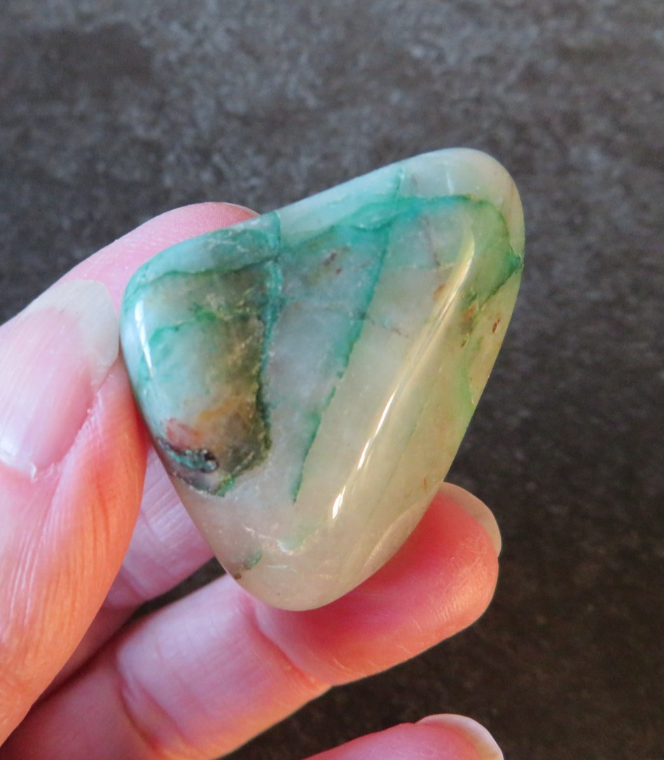 RARE DIOPTASE IN QUARTZ (22.8 grams / 35 mm) TUMBLESTONE (E2) MESSINA MINE, SA