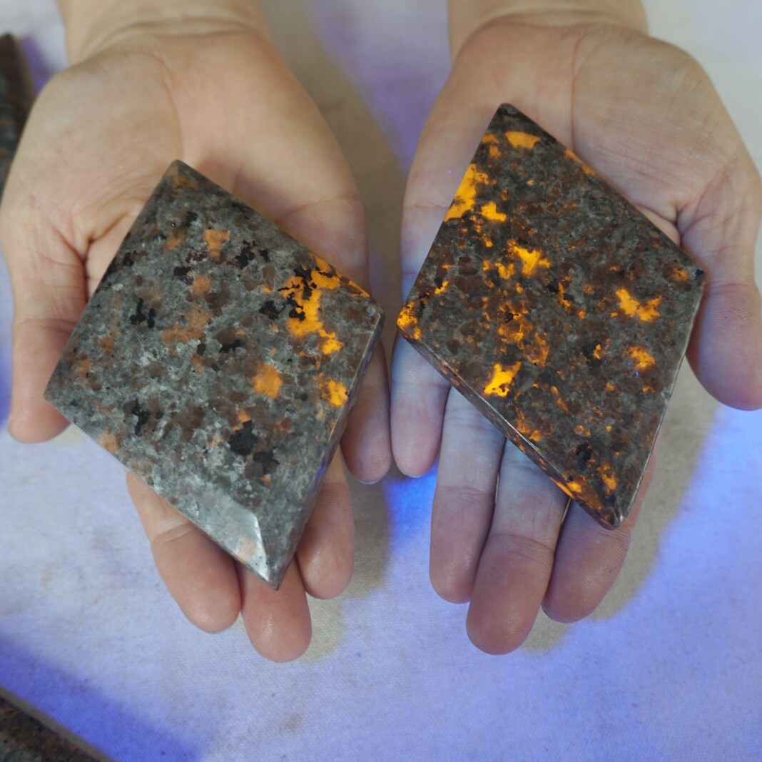 3.4LB 10Pcs Yooperlite Fire Palm Stone Crystal Rhombus Flashing Flame Under UV
