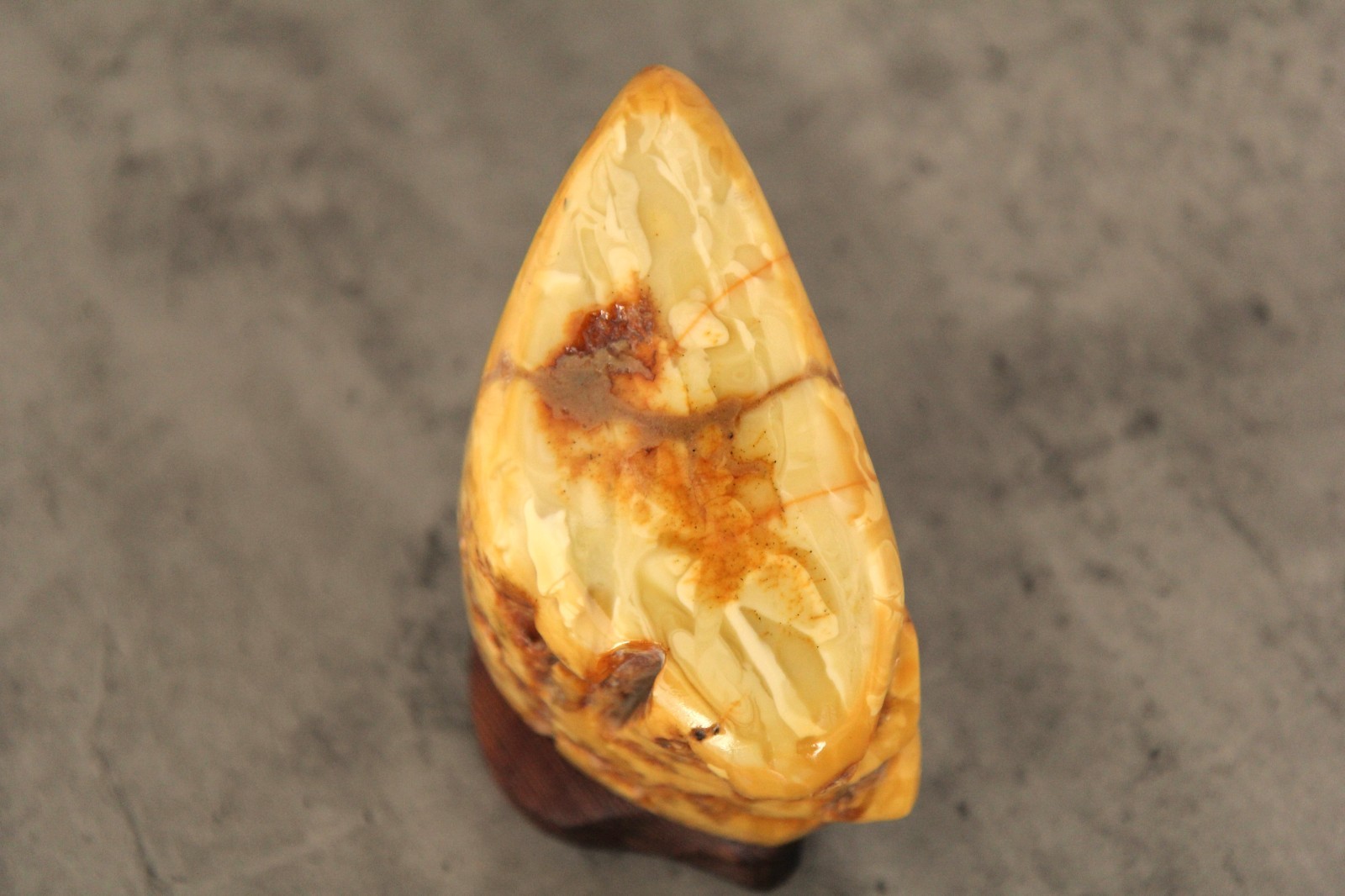 HUGE Baltic butterscotch Amber – 1025 G – Exceptional specimen with TIGER LINES